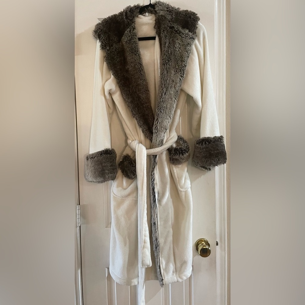 Pottery Barn White Robe with Faux Fur Trim size small - never worn